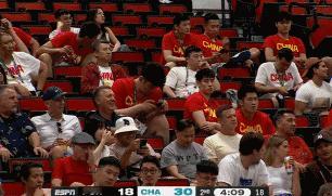 中国男篮全体将士为崔永熙现场加油，开拓者教练真的是不懂人情世故
北京时间7月20