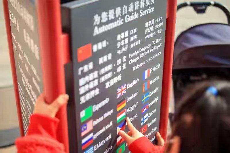 美国人彻底崩溃了！学了20年英语，竟被中文降维打击！你敢相信吗？一群美国人看完中