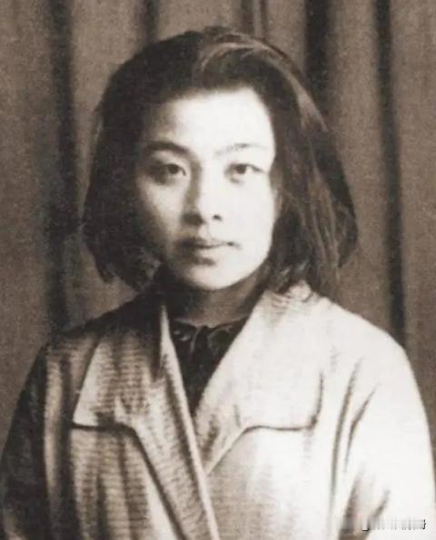 1937年，33岁女作家丁玲爱上20岁的下属陈明。陈明嫌她太老，情急之下娶了一个