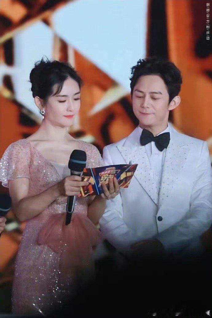 #何炅谢娜同台主持#又一起同台主持啦，真的梦回快本，真的很开心也很感动。我的炅娜