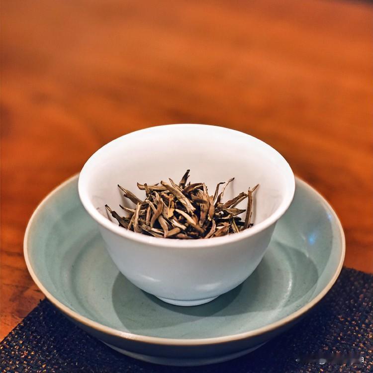 《静待茶真·五律体》
沸波翻碧盏，初芽怯浪浮。
世人惊色艳，茶客待心幽。
静观千