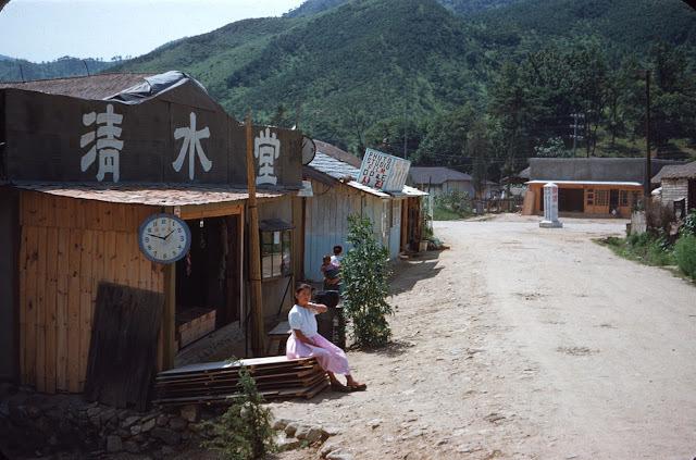 翻看老照片，重回1952年的韩国首都。彼时战火刚歇，一切都还处在慢慢休整的阶段，