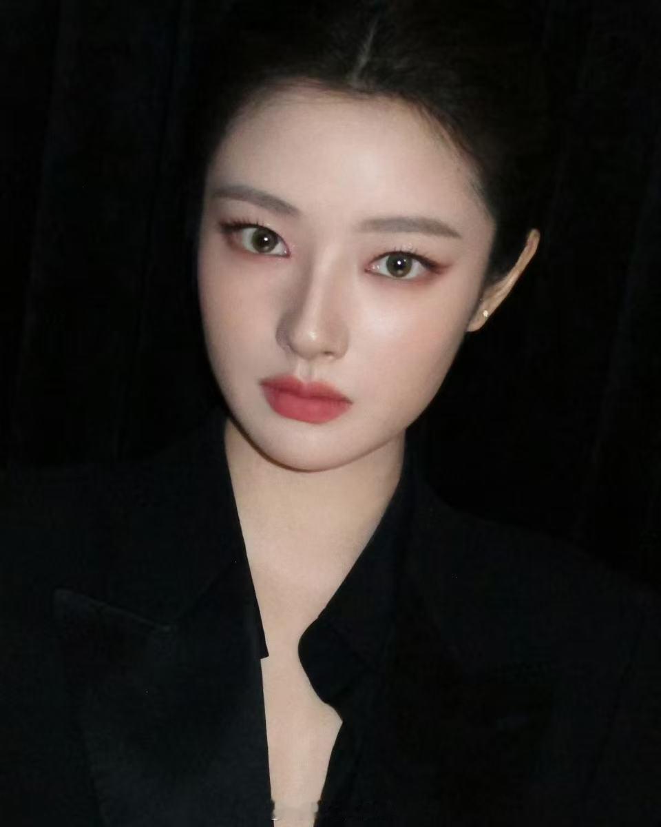 徐若晗贵气粉棕烟熏妆王亚飞给徐若晗化的贵气粉棕烟熏妆好美！王亚飞给徐若晗化的贵气