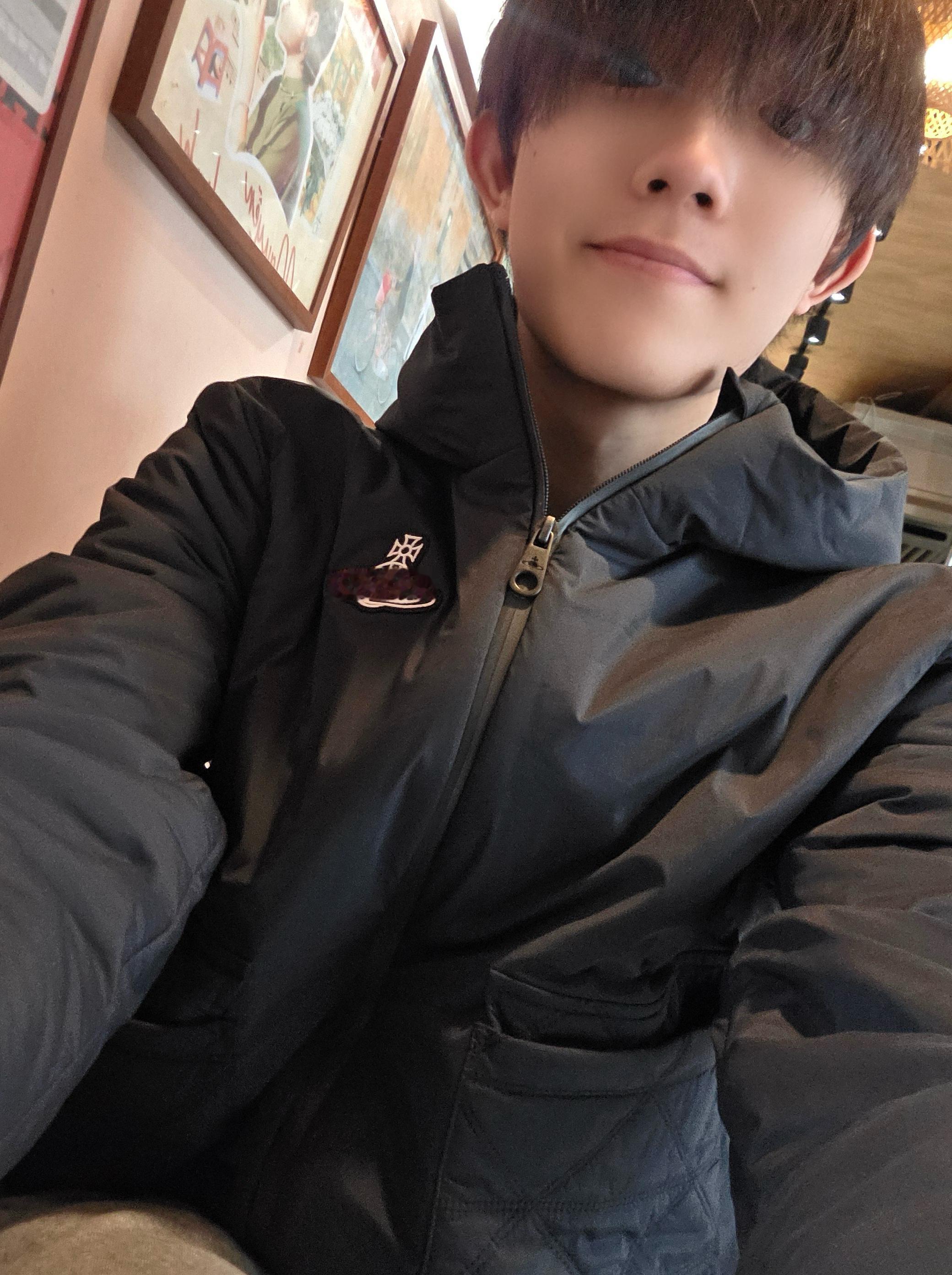 苏新皓周末游玩碎片来啦，黑色外套低调帅气，小苏这是去哪里玩啦~ 