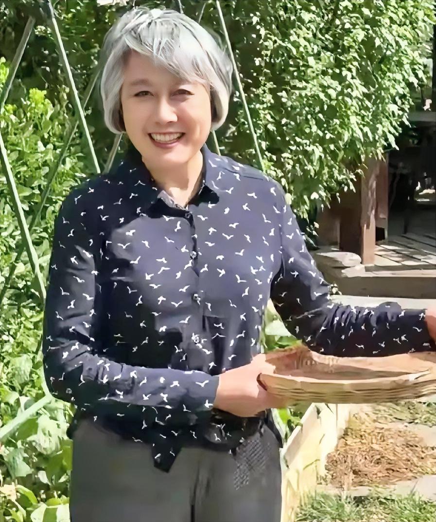 昔日执掌《曲苑杂坛》的央视主持人汪文华，褪去荧幕光环，守一方小菜园。一头银发，满