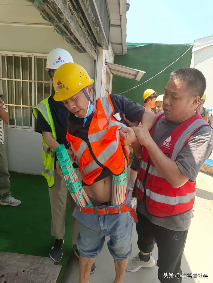 男子在工地偷电缆铜芯，结果在下班的时候被门口的保安当场抓住！
这样的人究竟是什么