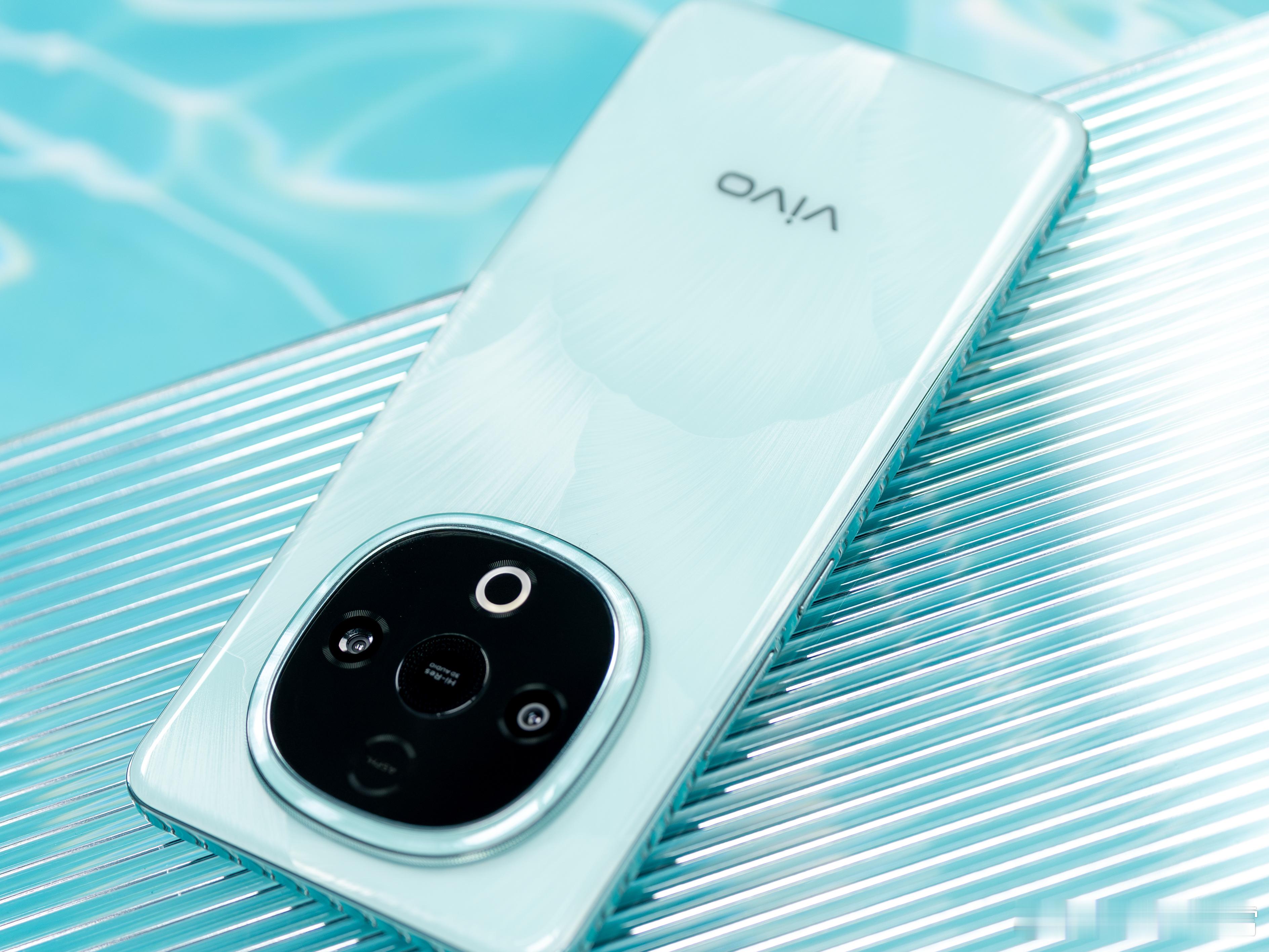 【vivo Y300真机图赏】拍了组图给大家感受下，这台手机我就想和你们聊三点：