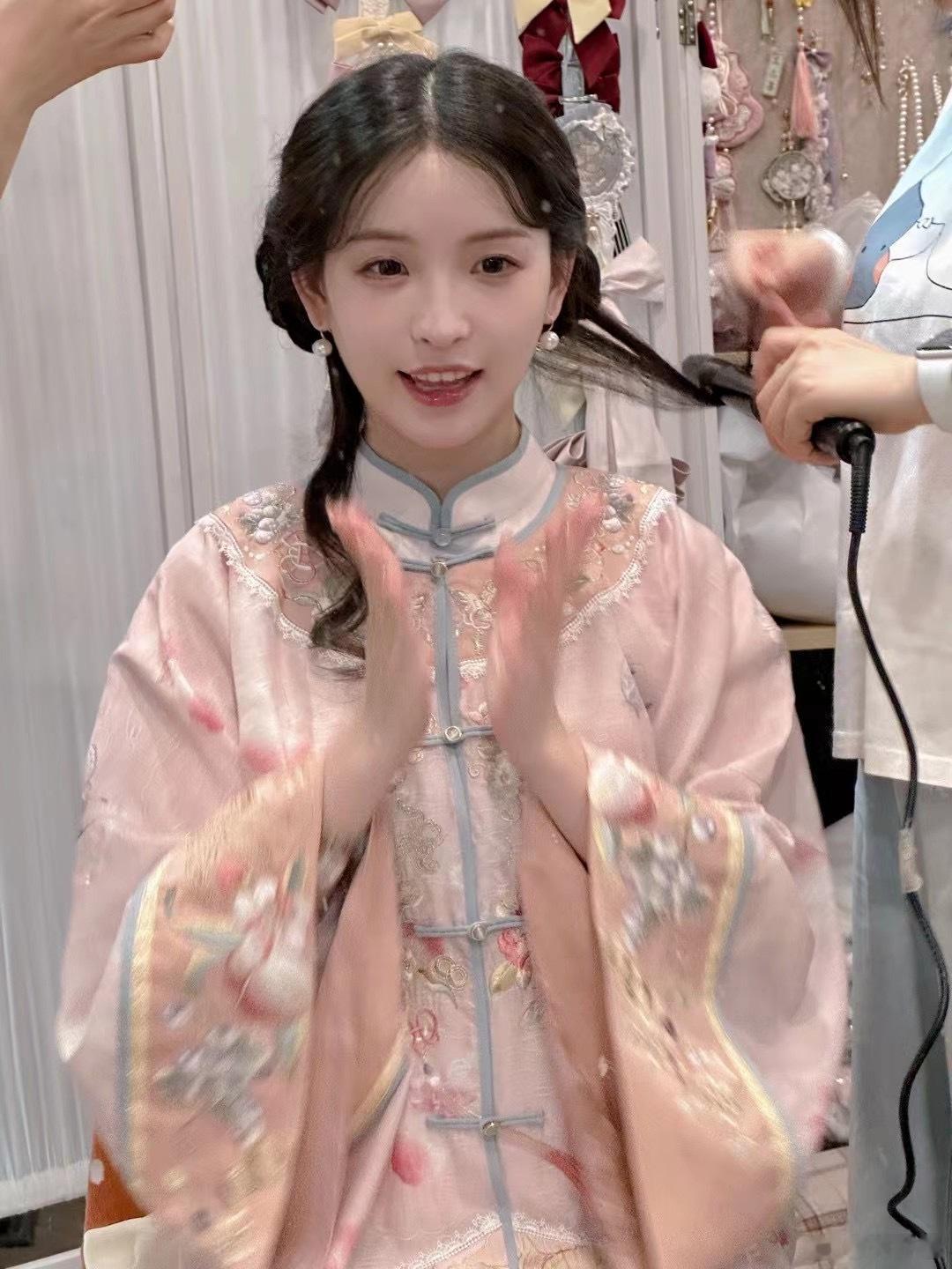 朋友圈搬运来的一些粉粉晗宝花絮照[彩虹屁]这个七夕真的很甜啦💕 ​​​
