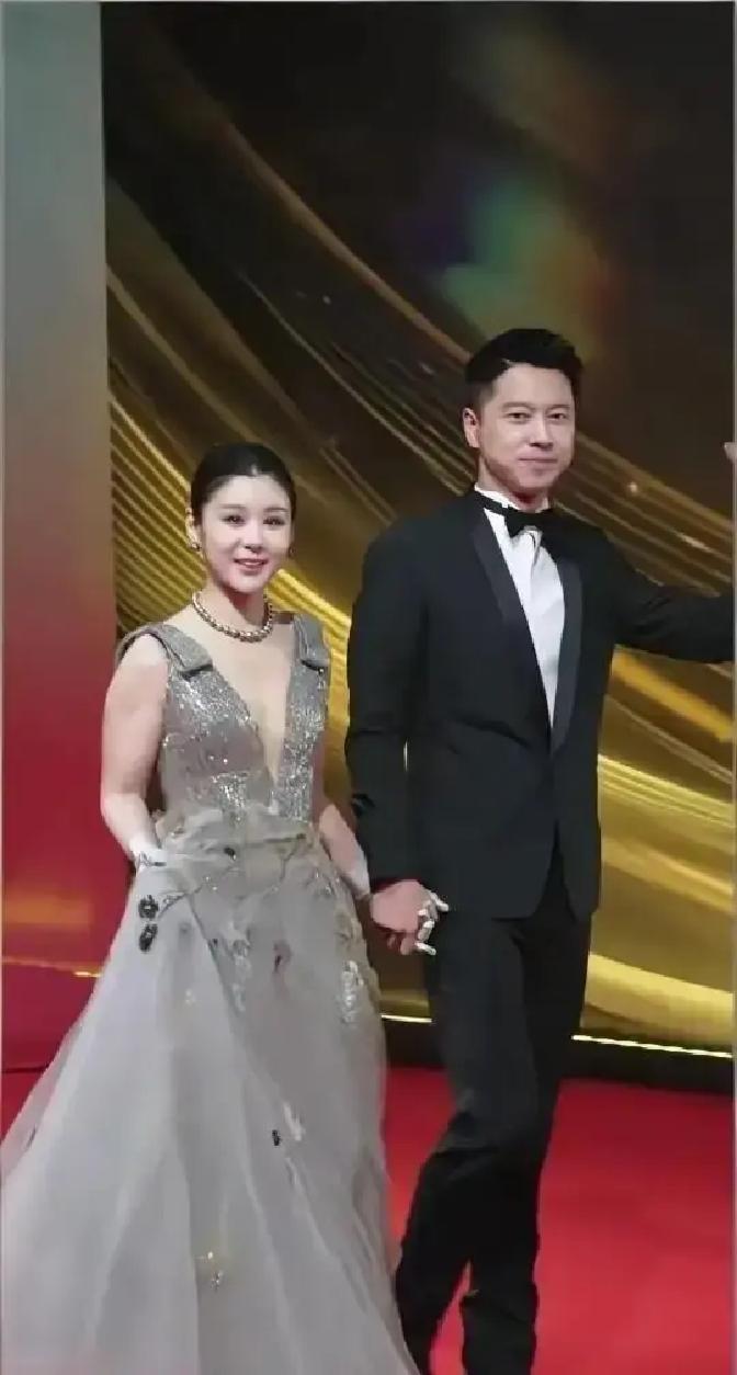 王雷和李小萌一起演《如梦之梦》，后台一个拥抱就各回化妆间，七年夫妻像同事，却甜得