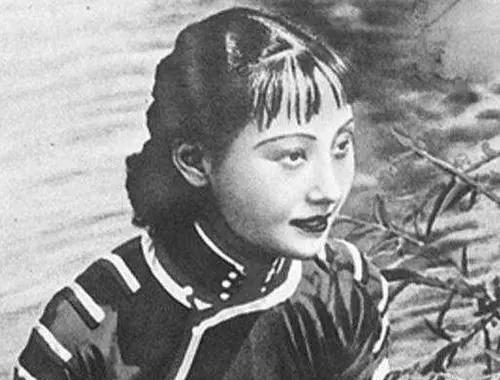 1925年，24岁的青楼女子张素贞正在接客。然而，当她开始宽衣解带时，一把枪却抵