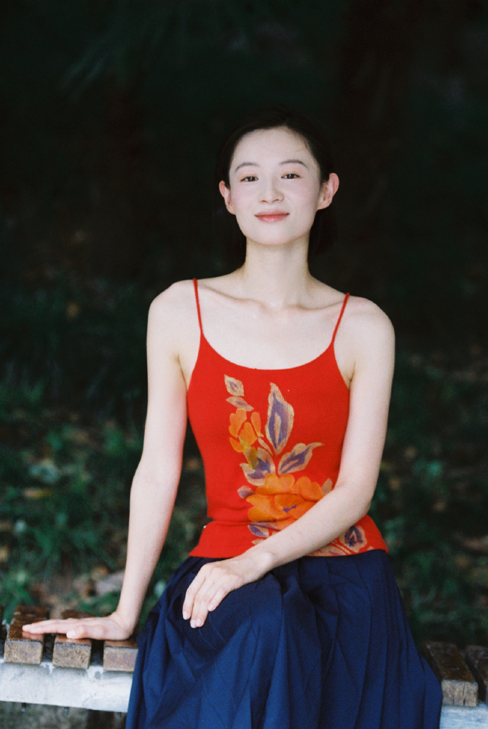 #李嘉鑫A甜东北风吊带#  李嘉鑫这一身红色吊带好有东北风味！利落短发搭配复古东