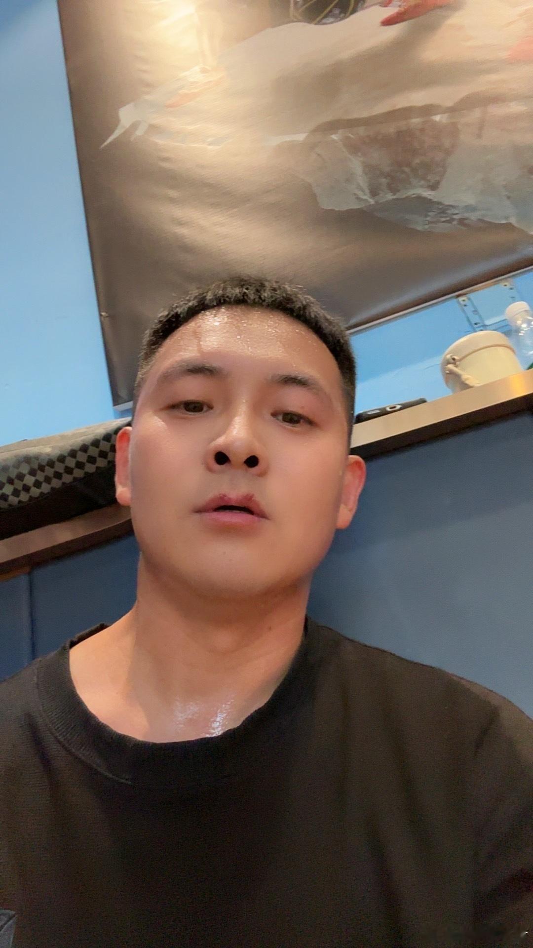 兄弟们，36岁还有多少人在坚持打篮球？而且每周三四场，这个年龄体力是不是还算不错