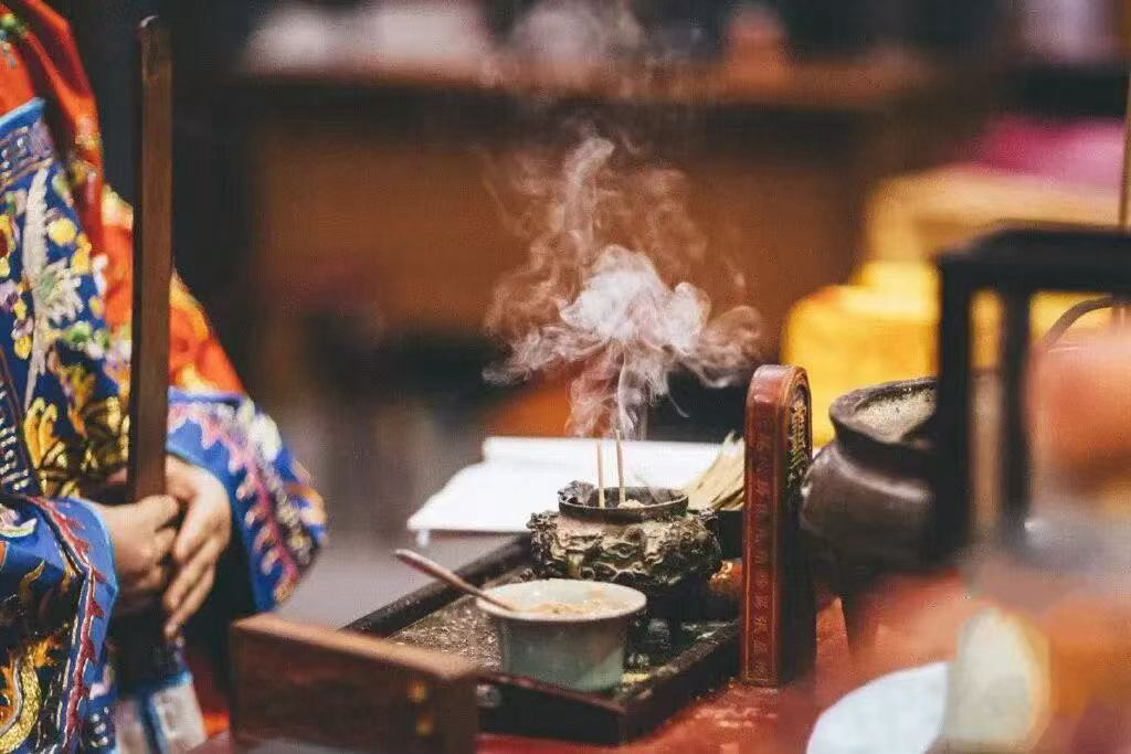 肖说道老肖漫谈初心易学 一夕空飞解剑形，先生神气即风霆。已还天阙朝群帝，别写雷符