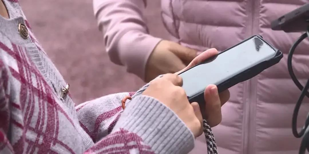 广西南宁的刘女士最近遇到一件糟心事！她妈妈带着外孙女在青少年活动中心上课，中午点