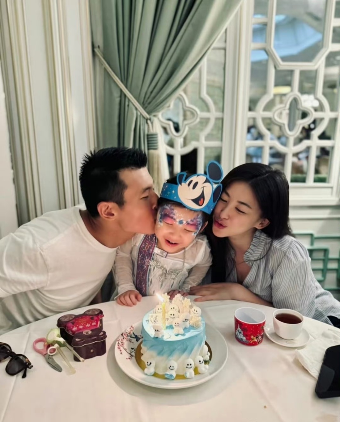 朱珠女儿王珠宝近照，小公主好可爱啊，一家三口真幸福[哇][哇] ​​​