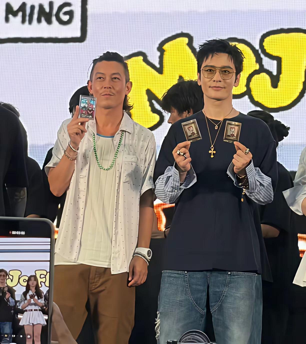 不比不知道，一比真奇妙。同样的年纪，却是截然不同的状态。
一位已然完成事业转型，