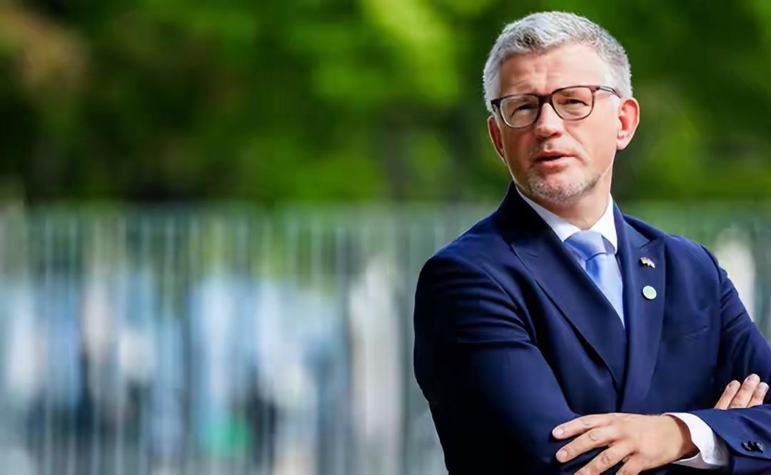 梅尔尼克警告全球南方：
不在联合国支持乌克兰，就削减援助？

他强调，国际社会需