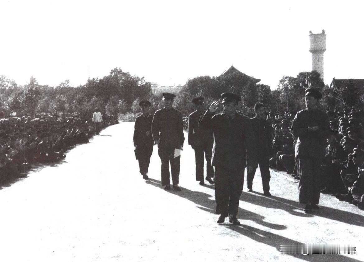 1953年8月6日，此时正值朝鲜停战协定刚刚签字，彭德怀在回国途中专程前往哈尔滨