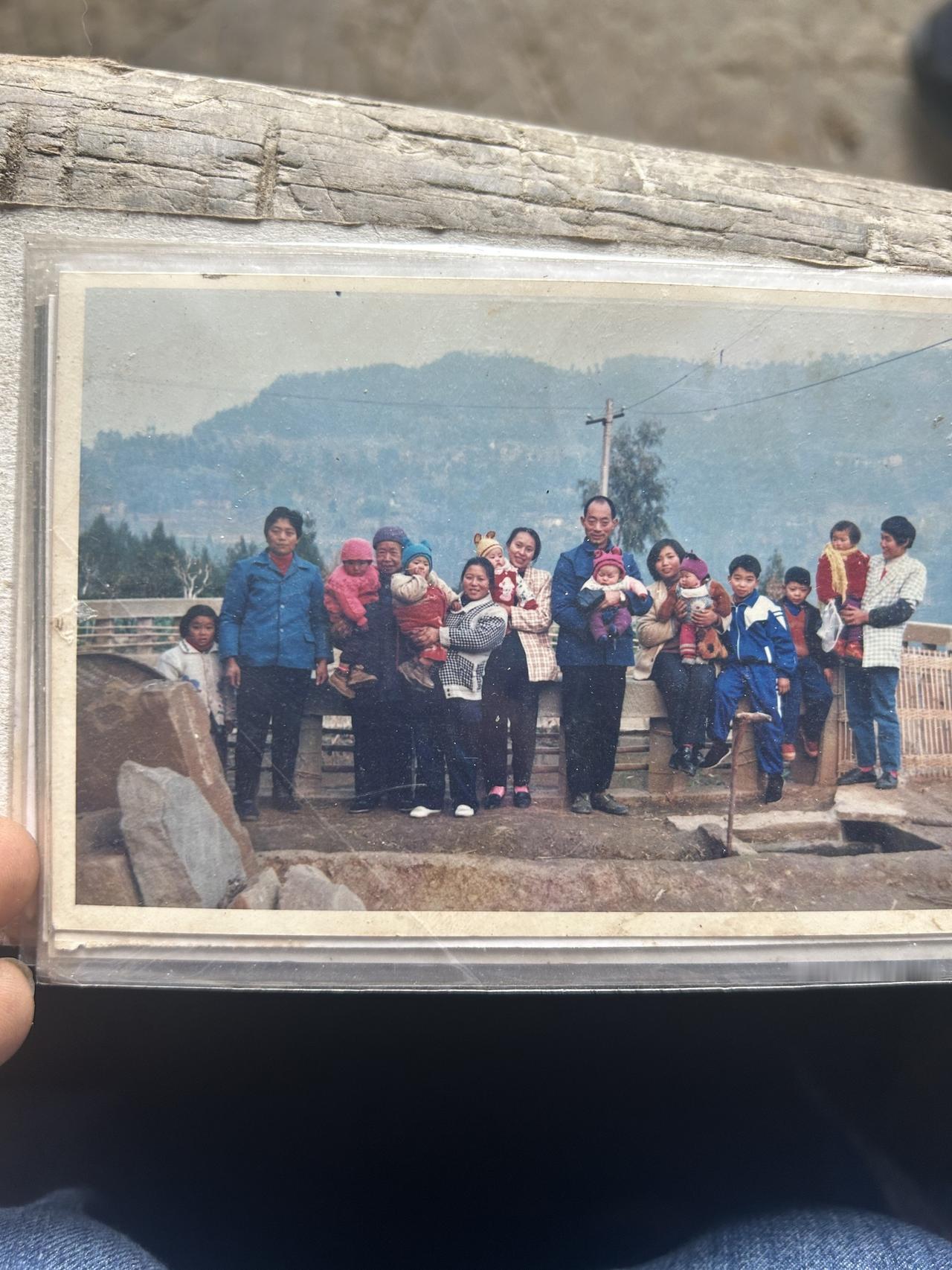 30年前，舅舅家的院子里，表哥用相机按下快门，把一大家子的热闹都锁进了这张照片里
