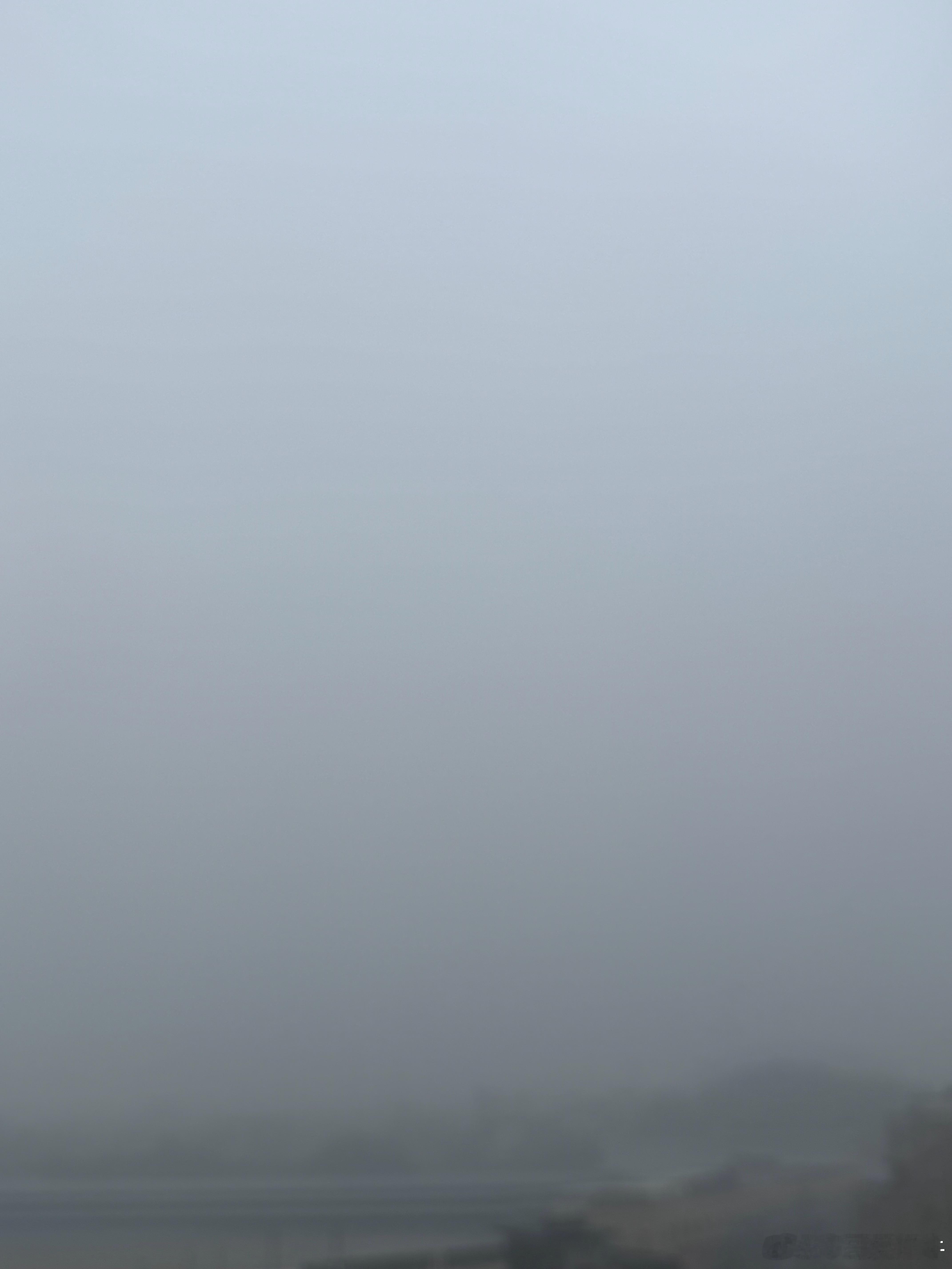 今天的股市就像这天气一样 一片灰暗 