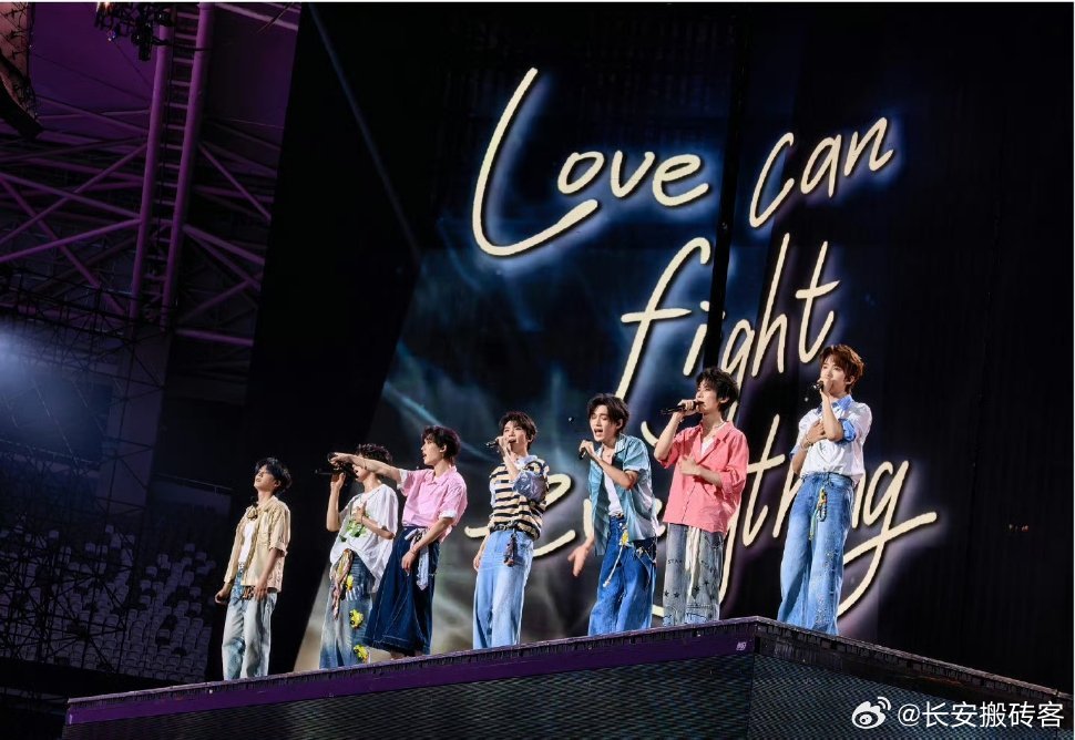 时代少年团演唱会神图有了封神美图批量上线，帅气氛围感一键拉满！ 