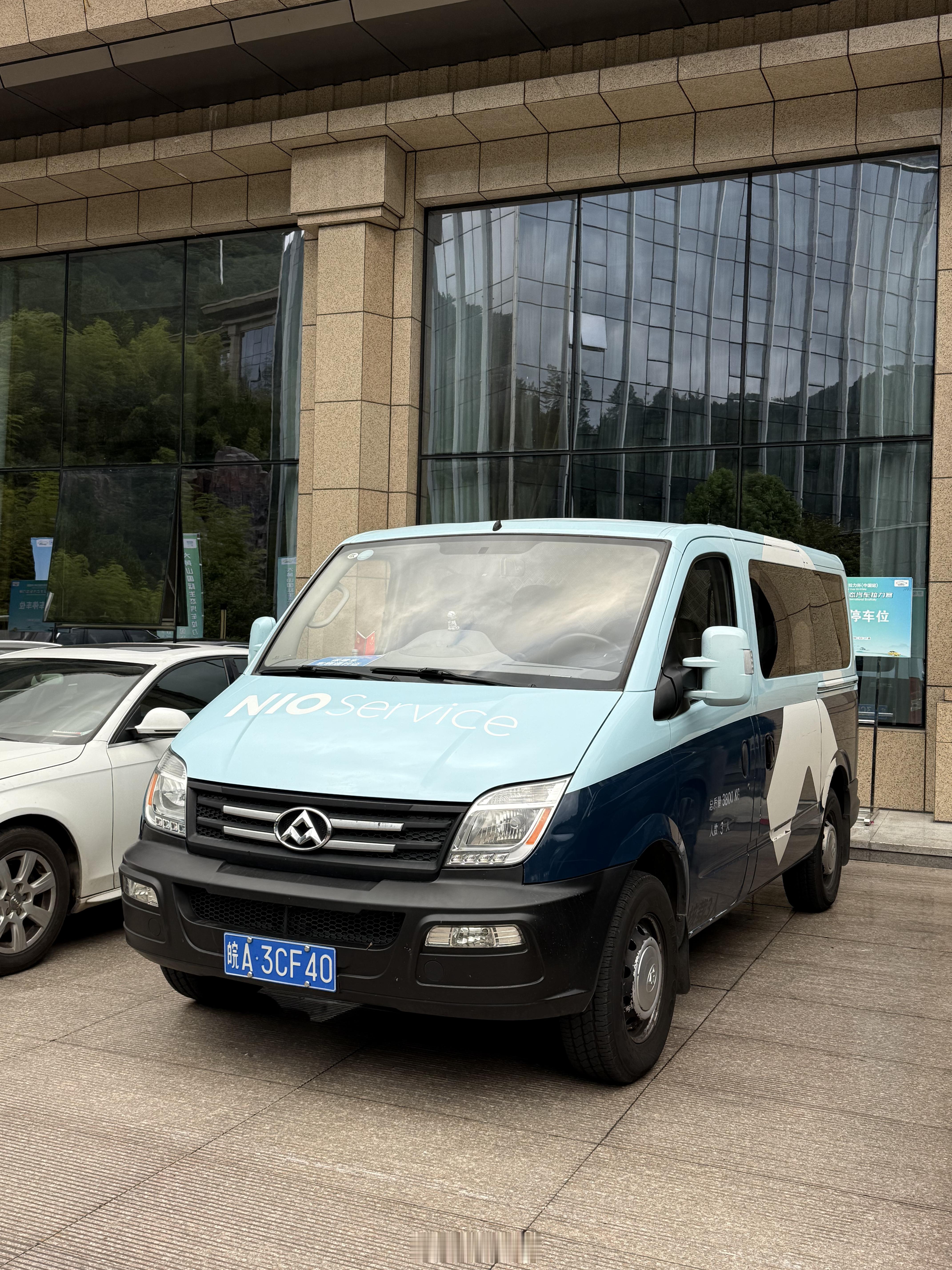 蔚来为了参加这次比赛后勤是真牛逼，牛车全程陪同啊～ ​​​
