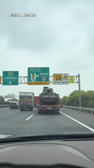 这个货车的运输的有点像是二战小日本的坦克啊！
这看起来应该是电影道具车吧！
不过