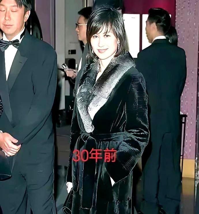 这件貂大衣，何超琼一穿就是30年！
 

这是陈百强送的貂大衣，藏着两人未完成的
