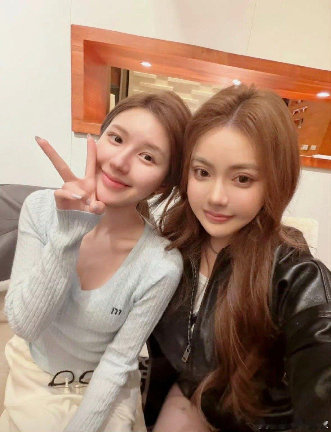 赵露思和友人同框合影，第一眼看到谁 