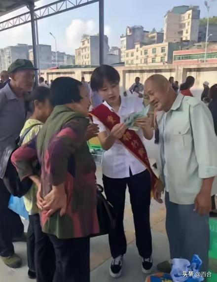 挂失？报警？重庆一女子发现银行卡被盗刷后，急中生智，立刻跑去超市刷了3块钱买袋盐