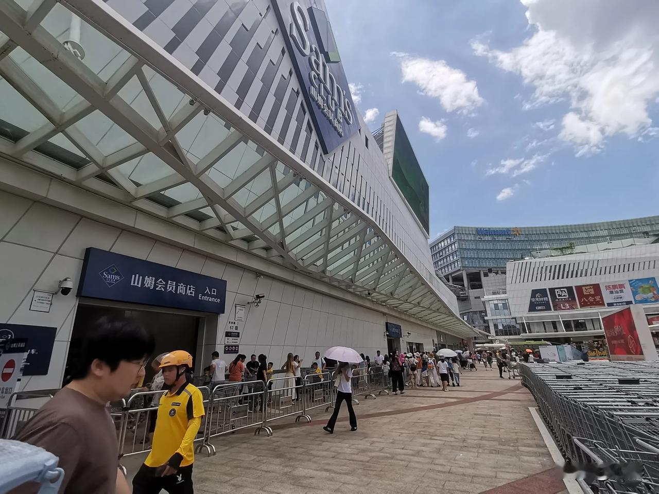 路过深圳山姆会员店，娘希匹的，只有会员才能进，看上去进去的都是有钱人啊！我硬是要