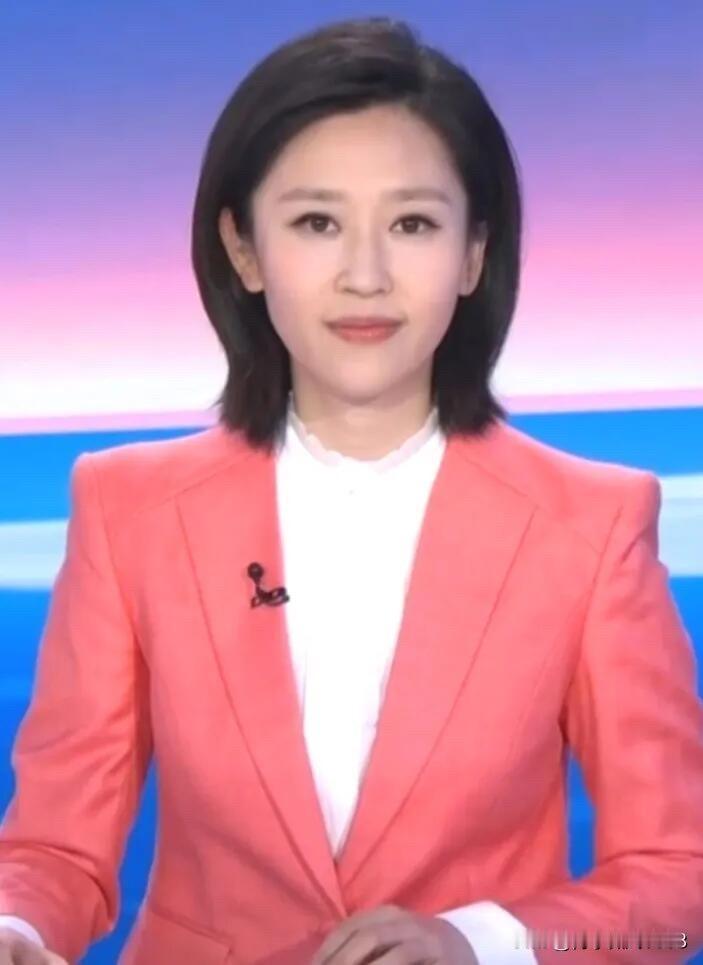 王音棋好漂亮啊，是跟郑子可一样端庄迷人的一个播音员，她形象大方，声音好听，主持节