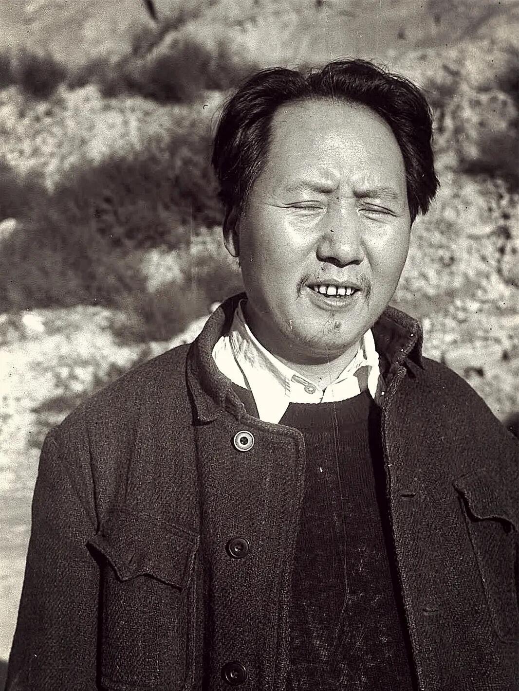 1944年夏季，哈里森·福尔曼以美国合众社记者及英国《泰晤士报》特派记者的双重身
