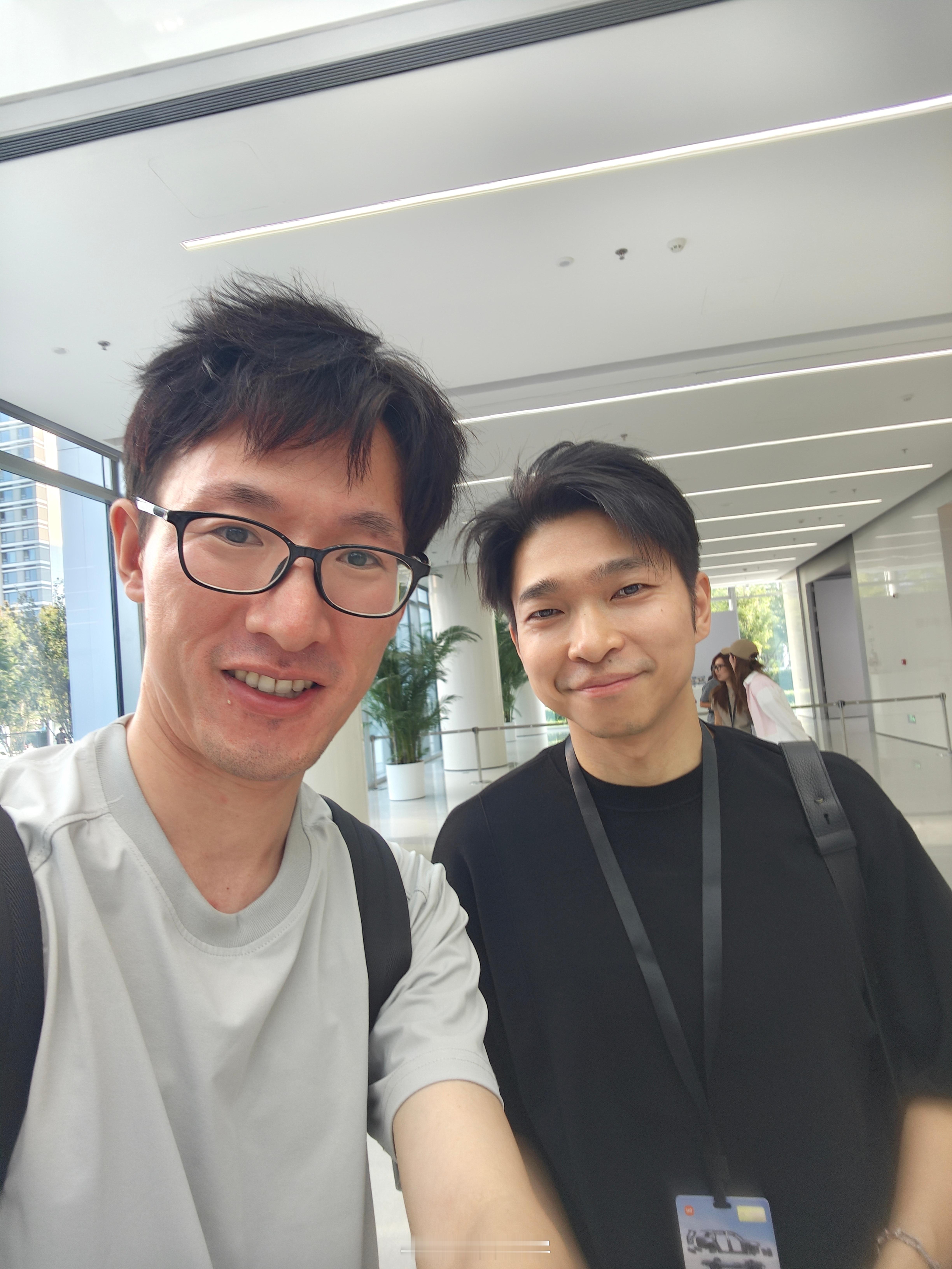 哥几个，到达小米澎程发布会现场了，看我遇到谁了雷军同款项链仅售8.8元