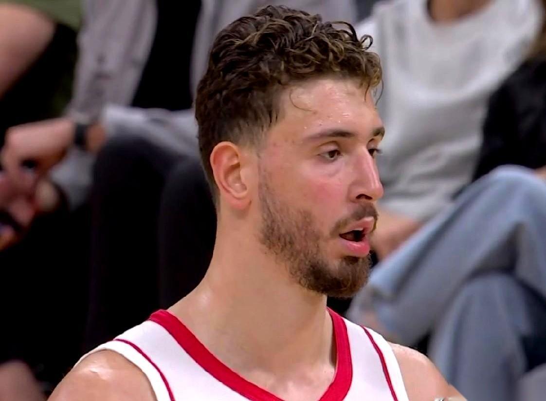 就说火箭这俩核心，申京和杰伦格林。
教练把战术板拍得震天响，俩人数据单一拉，全场