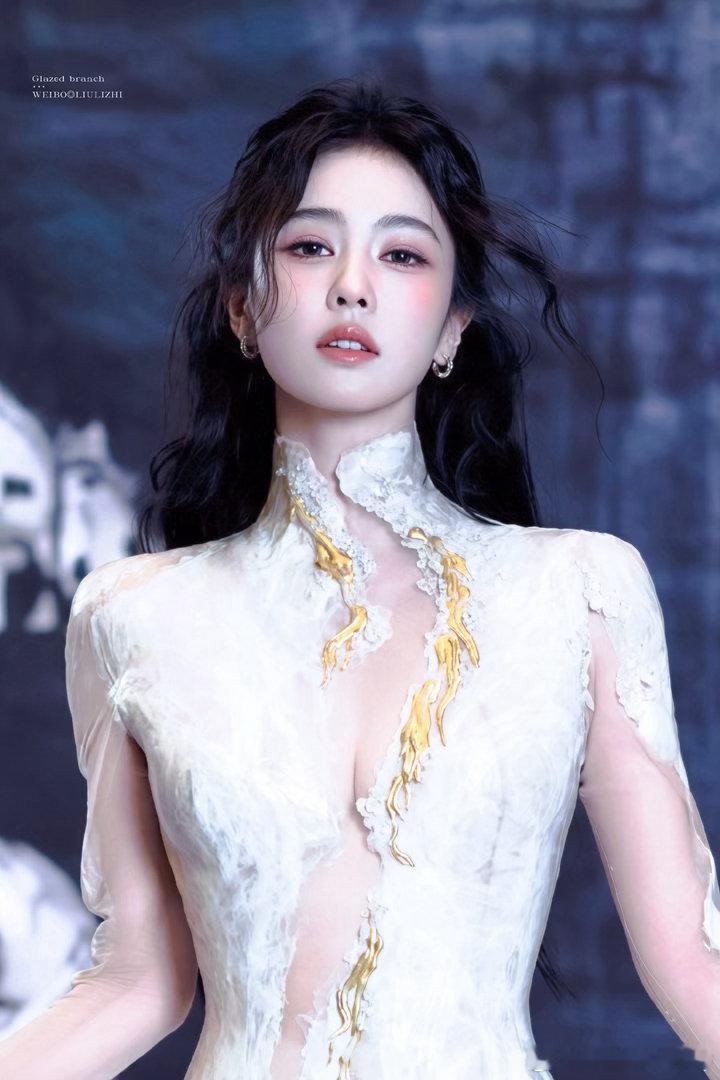 白鹿[超话]白鹿出发芭莎之夜白鹿王韵娜 你下次能不能不勾走我的魂，宝宝[赞][赞