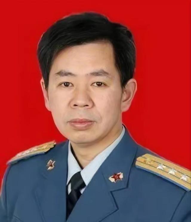 细思极恐！戴旭大校批评现在的演习：都是一群长枪短炮对着拍，实际上是危险的。他指出