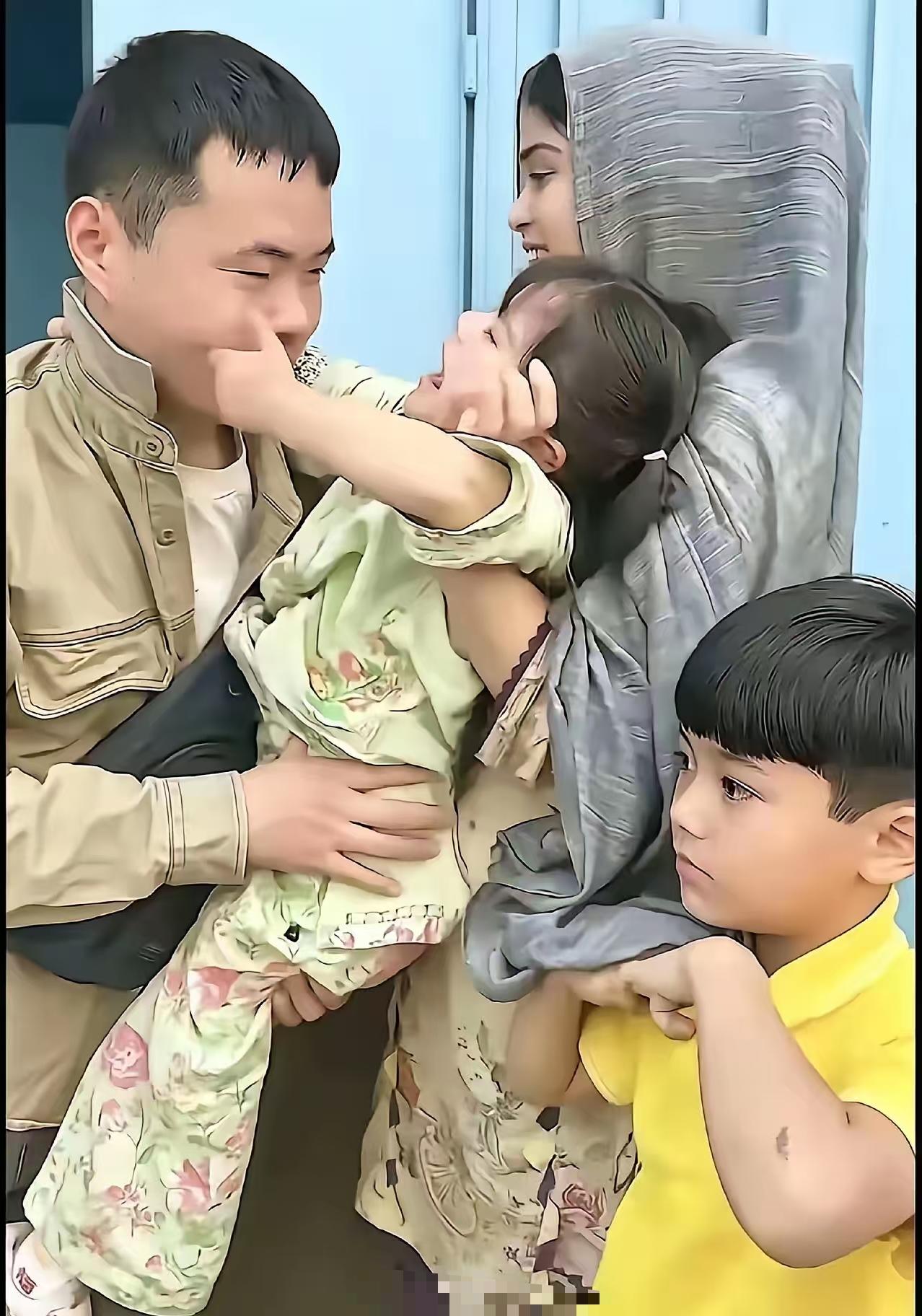 泪目。一位山东小伙，在巴基斯坦与当地一女子成婚，生下一儿一女。因突发变故，他打算