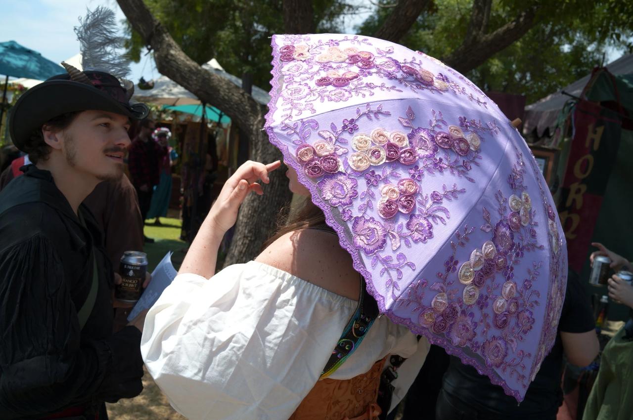 在洛杉矶，误入莎士比亚的文艺复兴时代。逃离 21 世纪的现实，来一场无忧无虑、包