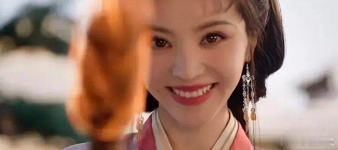 田曦薇嫁金钗里的眼神戏不错 