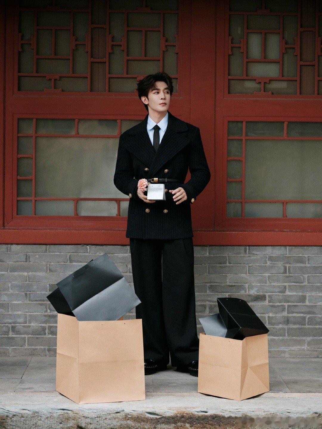 夏之光又换了一身衣服，这很主人了！ ​​​