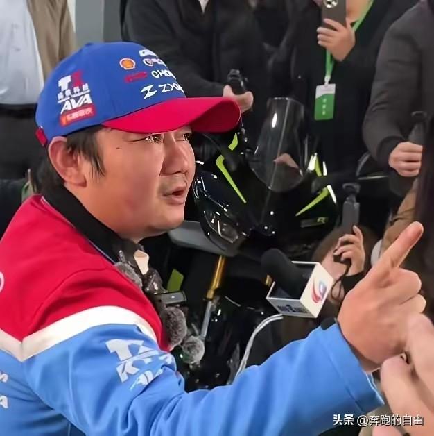 一个被雅马哈抛弃的老将，骑着一辆没人听说过的中国摩托车，连夺两冠。瓦伦丁·德比斯