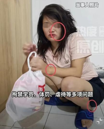 重庆一位父亲，硬把32岁的成年女儿送去当地一家教育机构“管教”，姑娘说：自己被关