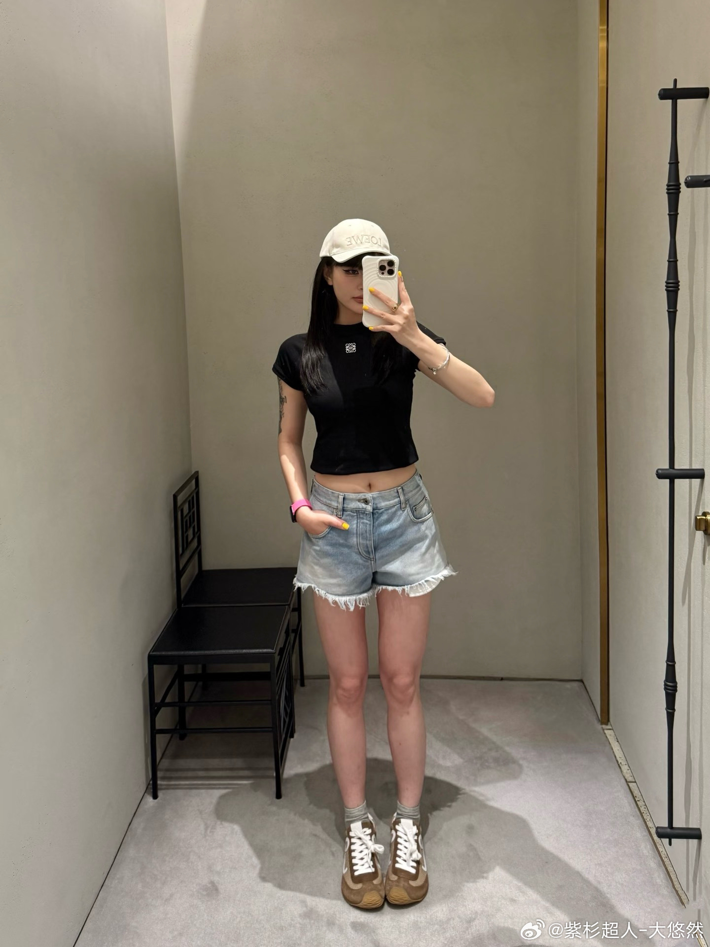 Loewe Paula’s Ibiza系列牛仔短裤，浅蓝水洗+毛边设计，复古感满