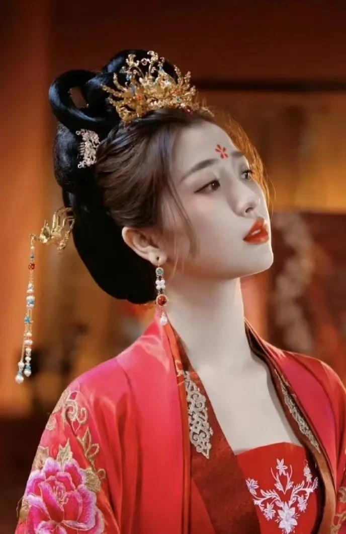 这个女演员够拼，为了演好这个角色，需要佩戴这副漂亮的耳环，不惜在耳朵上打了这么大