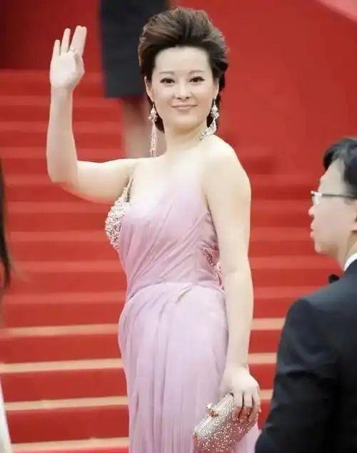 这位女演员本人比视频或者照片里面的美多了，简直是仙女下凡，长相端庄大方，特别有福