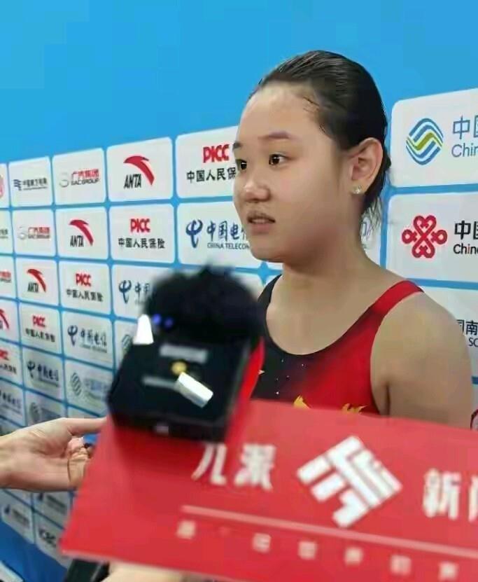 2025年11月10日，全运会女子10米跳台决赛现场。 当张家齐完成职业生涯最后