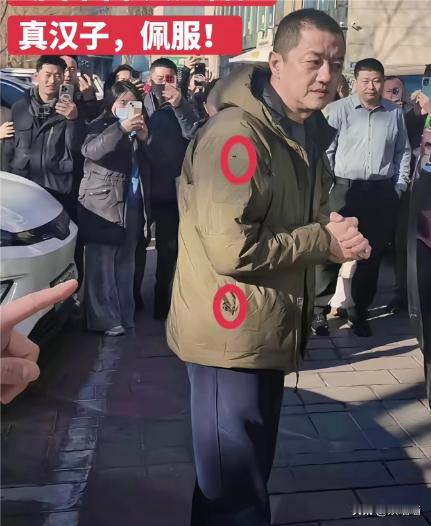 李亚鹏衣服都破成啥样了！

一件不到100元棉服，新三年旧三年，缝缝补补又三年！