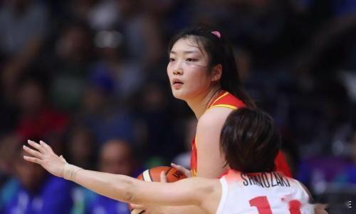 #李梦 穿的不错下次别穿了##中国女篮vs法国女篮# 此非，李梦赛场当众脱衣服露