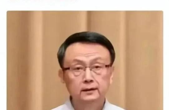 北大教授贾庆国说：应该解决外国留学生在华学习和实际就业问题，放开企事业单位，
多
